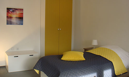 Chambre jaune coin salon