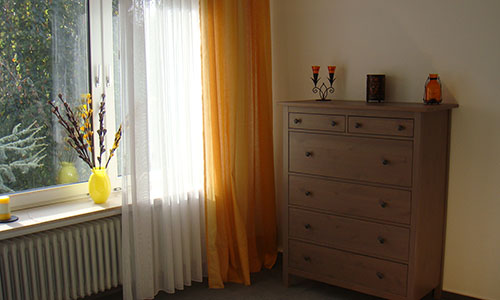 Chambre jaune fenetre