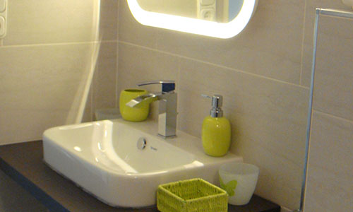 Chambre jaune salle de douche